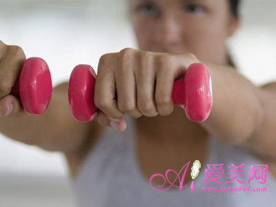 肩周炎怎么办？多走动助白领预防治疗肩周炎