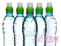 夏季出汗多 饮用矿泉水可补充流失的矿物质