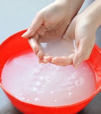 秋冬用淘米水洗手可用滋润皮肤
