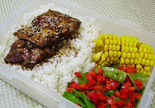 上班族自带午餐要注意：饭和菜须分开盛放