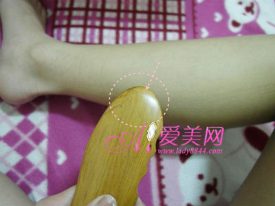  四天快速瘦腿法！刮痧+按摩穴位 双腿消水肿 