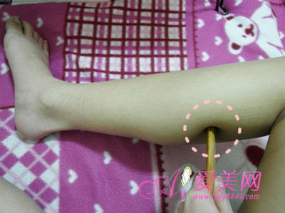  四天快速瘦腿法！刮痧+按摩穴位 双腿消水肿 