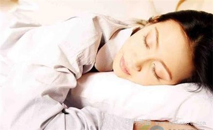 小心12个细节让你更显老：把脸压在枕头里睡觉