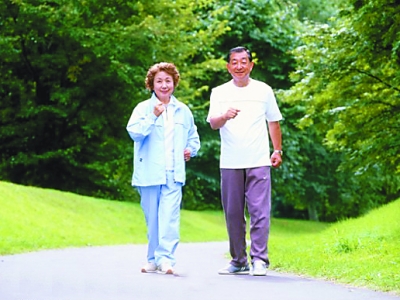 走一字步防便秘 走路时拍打可锻炼肺部和气管