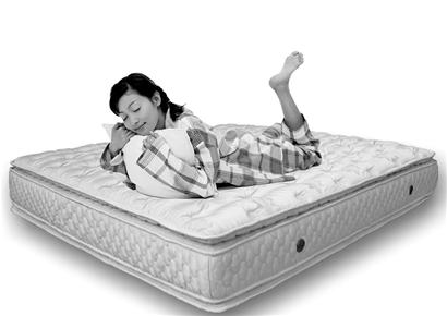 选舒适床垫的小窍门：躺下看腰是否紧贴床垫